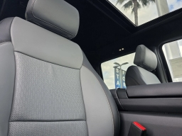 Ford F-150 Lightning LARIAT 4WD SuperCrew 5.5' Box 2025