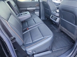 Ford Super Duty F-350 DRW LARIAT 4WD Crew Cab 8' Box 2025