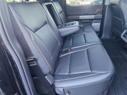 Ford Super Duty F-350 DRW LARIAT 4WD Crew Cab 8' Box 2025