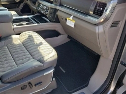 Ford Super Duty F-350 DRW Platinum 4WD Crew Cab 8' Box 2025