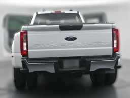 Ford Super Duty F-350 DRW XLT 4WD Crew Cab 8' Box 2026