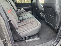 Ford F-150 LARIAT 4WD SuperCrew 5.5' Box 2025