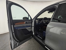 Cadillac VISTIQ Premium Luxury AWD 4dr 2026