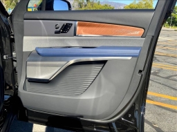 Cadillac VISTIQ Premium Luxury AWD 4dr 2026