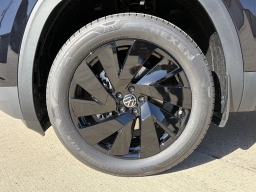 Volkswagen Atlas Cross Sport 2.0T SE w/Technology FWD 2026