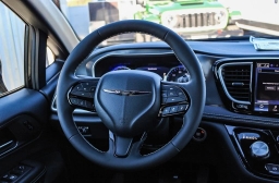 Chrysler Pacifica Select FWD 2026