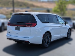 Chrysler Pacifica Select FWD 2026