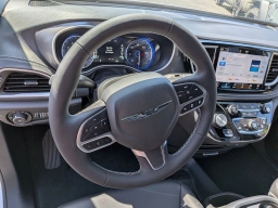 Chrysler Pacifica Select FWD 2026