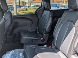 Chrysler Pacifica Select FWD 2026