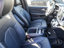 Chrysler Voyager LX FWD 2026