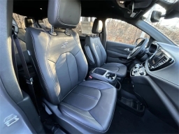 Chrysler Pacifica Select AWD 2026