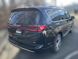 Chrysler Pacifica Pinnacle AWD 2026