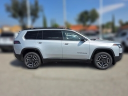 Jeep Cherokee Laredo 4x4 2026