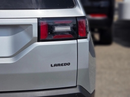 Jeep Cherokee Laredo 4x4 2026