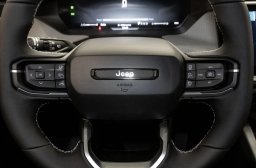 Jeep Cherokee Laredo 4x4 2026