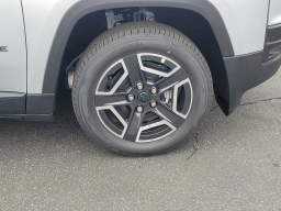 Jeep Cherokee Laredo 4x4 2026