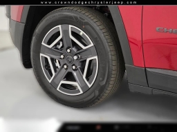 Jeep Cherokee Laredo 4x4 2026