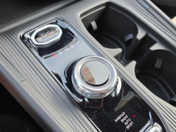 Jeep Cherokee Laredo 4x4 2026