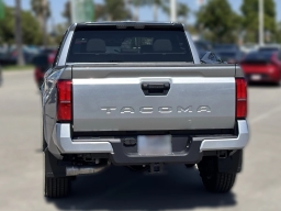 Toyota Tacoma 2WD SR5 Double Cab 5' Bed AT (Natl) 2026