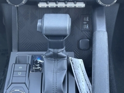 Toyota Tacoma 2WD SR5 Double Cab 5' Bed AT (Natl) 2026
