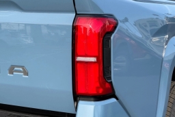Toyota Tacoma 2WD SR5 Double Cab 5' Bed AT (SE) 2026