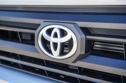 Toyota Tacoma 2WD SR5 Double Cab 5' Bed AT (GS) 2026