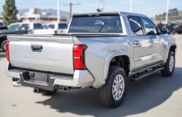 Toyota Tacoma 2WD SR5 Double Cab 5' Bed AT (GS) 2026