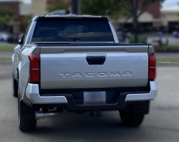 Toyota Tacoma 2WD SR5 Double Cab 5' Bed AT (Natl) 2026
