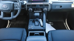 Toyota Tacoma 2WD SR5 Double Cab 6' Bed AT (Natl) 2026