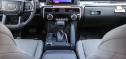 Toyota Tacoma 2WD SR5 Double Cab 5' Bed AT (Natl) 2026