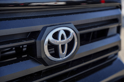 Toyota Tacoma 2WD SR5 Double Cab 5' Bed AT (Natl) 2026