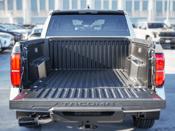 Toyota Tacoma 4WD SR5 Double Cab 5' Bed AT (Natl) 2026