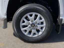 Toyota Tacoma 4WD SR5 Double Cab 5' Bed AT (Natl) 2026