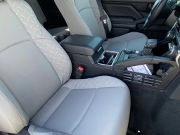 Toyota Tacoma 4WD SR5 Double Cab 5' Bed AT (Natl) 2026