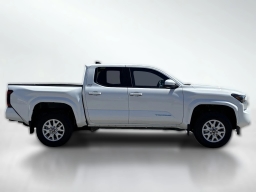 Toyota Tacoma 4WD SR5 Double Cab 5' Bed AT (Natl) 2026