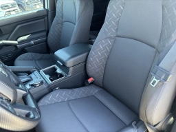 Toyota Tacoma 4WD SR5 Double Cab 5' Bed AT (Natl) 2026