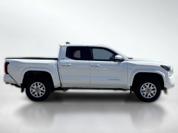 Toyota Tacoma 4WD SR5 Double Cab 5' Bed AT (Natl) 2026