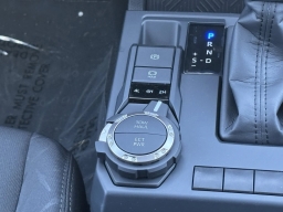 Toyota Tacoma 4WD SR5 Double Cab 5' Bed AT (Natl) 2026