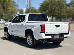 Toyota Tacoma 4WD SR5 Double Cab 5' Bed AT (Natl) 2026