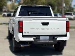Toyota Tacoma 4WD SR5 Double Cab 5' Bed AT (Natl) 2026