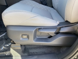 Toyota Tacoma 4WD SR5 Double Cab 5' Bed AT (Natl) 2026