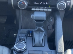 Toyota Tacoma 4WD SR5 Double Cab 5' Bed AT (Natl) 2026