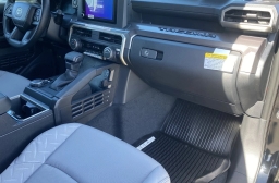 Toyota Tacoma 4WD SR5 Double Cab 5' Bed AT (Natl) 2026