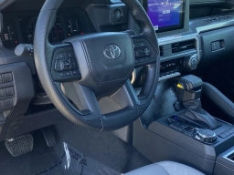 Toyota Tacoma 4WD SR5 Double Cab 5' Bed AT (Natl) 2026