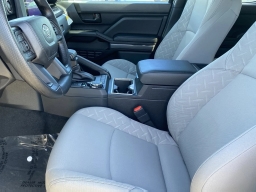 Toyota Tacoma 4WD SR5 Double Cab 5' Bed AT (Natl) 2026