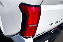 Toyota Tacoma 4WD SR5 Double Cab 6' Bed AT (Natl) 2026