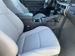 Toyota Tacoma 4WD SR5 Double Cab 5' Bed AT (Natl) 2026