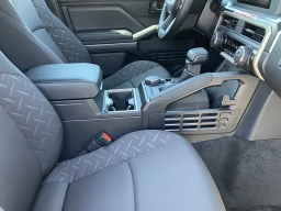 Toyota Tacoma 4WD SR5 Double Cab 5' Bed AT (Natl) 2026