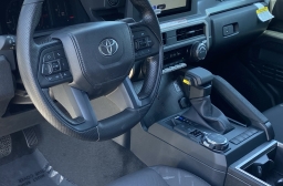 Toyota Tacoma 4WD SR5 Double Cab 5' Bed AT (Natl) 2026
