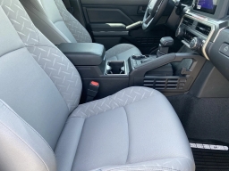 Toyota Tacoma 4WD SR5 Double Cab 5' Bed AT (Natl) 2026